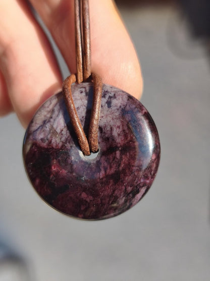 Sugilith Kette Donut Edelstein Anhänger Kristall Heilstein Rarität selten Sammler Mineral lila rund Geschenk für Mann Frau Er Sie Rarität - Art of Nature Berlin