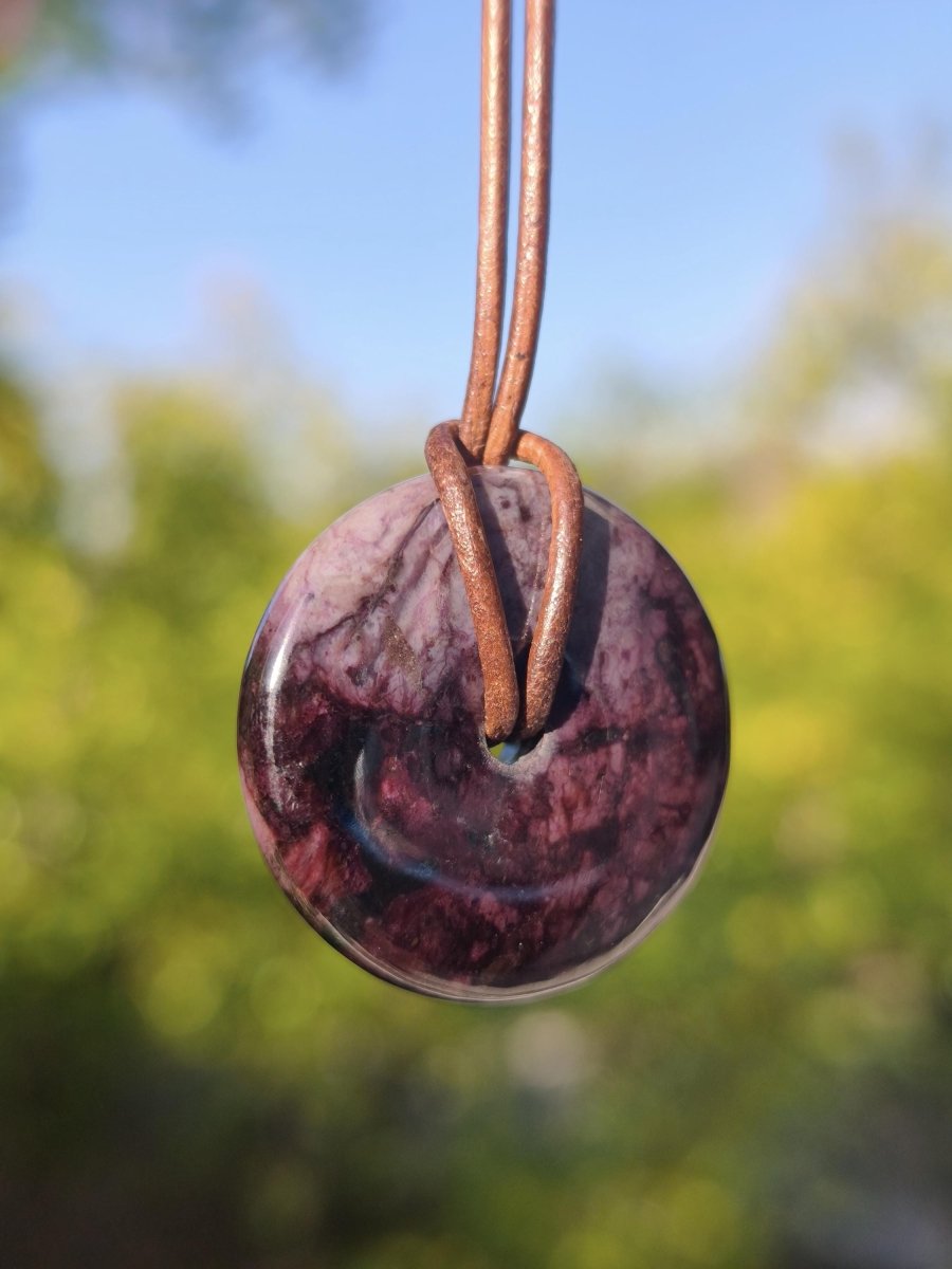 Sugilith Kette Donut Edelstein Anhänger Kristall Heilstein Rarität selten Sammler Mineral lila rund Geschenk für Mann Frau Er Sie Rarität - Art of Nature Berlin