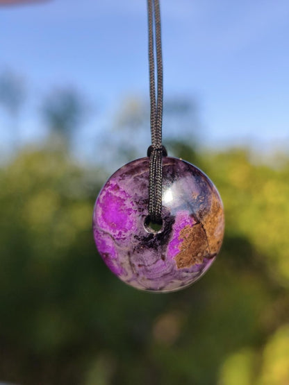 Sugilith Kette Donut Edelstein Anhänger Kristall Heilstein Rarität selten Sammler Mineral lila rund Geschenk für Mann Frau Er Sie Rarität - Art of Nature Berlin