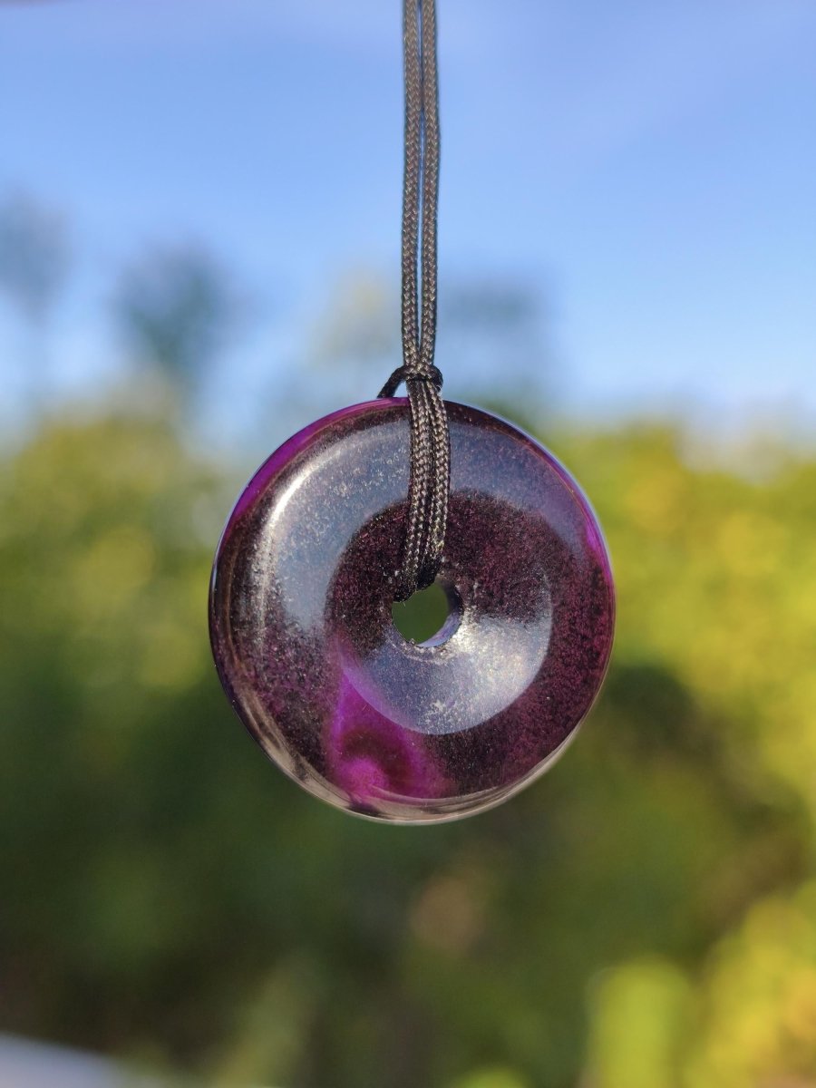 Sugilith Kette Donut Edelstein Anhänger Kristall Heilstein Rarität selten Sammler Mineral lila rund Geschenk für Mann Frau Er Sie Rarität - Art of Nature Berlin