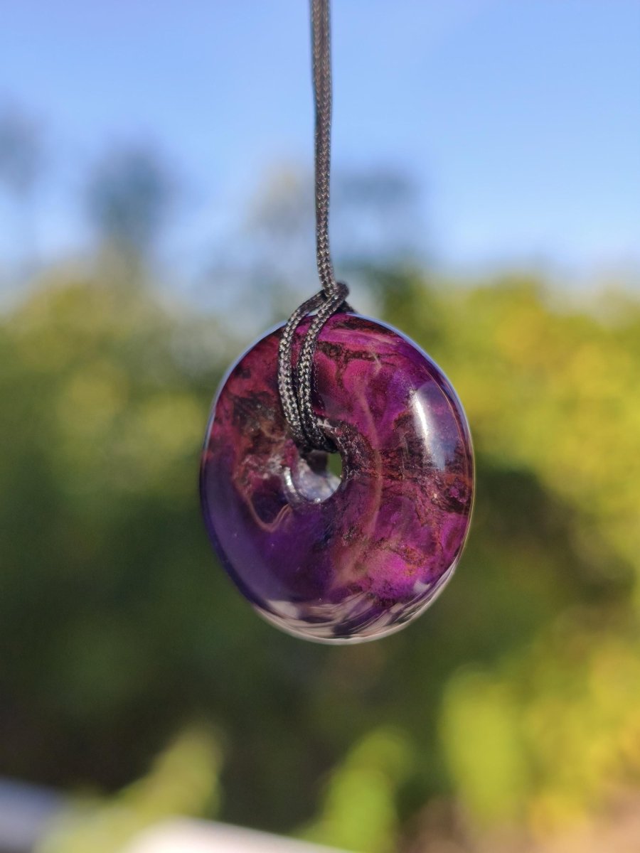 Sugilith Kette Donut Edelstein Anhänger Kristall Heilstein Rarität selten Sammler Mineral lila rund Geschenk für Mann Frau Er Sie Rarität - Art of Nature Berlin