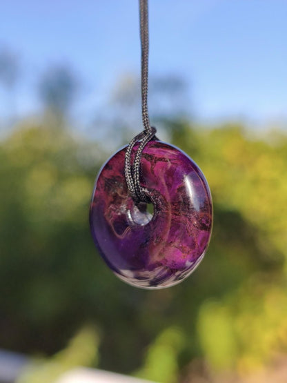 Sugilith Kette Donut Edelstein Anhänger Kristall Heilstein Rarität selten Sammler Mineral lila rund Geschenk für Mann Frau Er Sie Rarität - Art of Nature Berlin