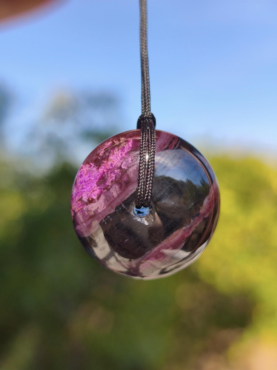 Sugilith Kette Donut Edelstein Anhänger Kristall Heilstein Rarität selten Sammler Mineral lila rund Geschenk für Mann Frau Er Sie Rarität - Art of Nature Berlin