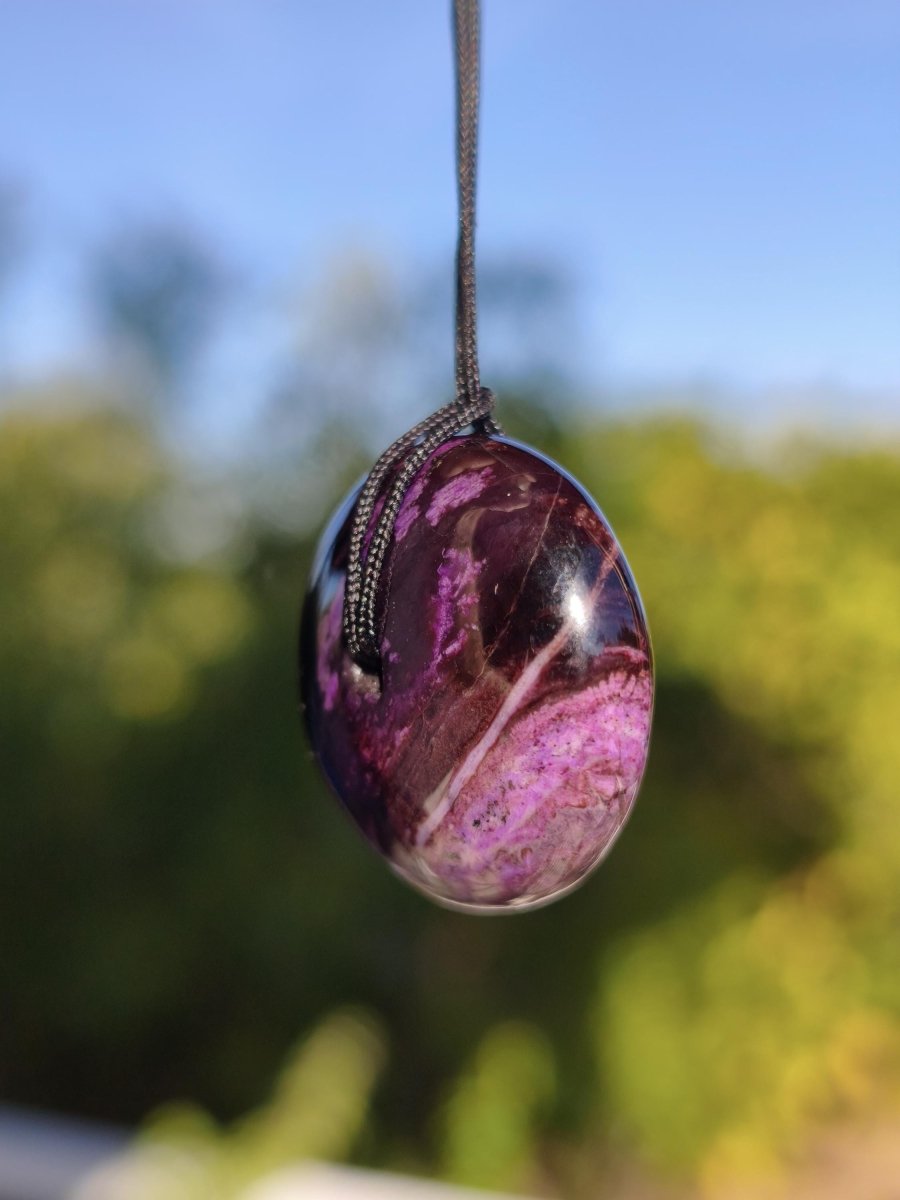 Sugilith Kette Donut Edelstein Anhänger Kristall Heilstein Rarität selten Sammler Mineral lila rund Geschenk für Mann Frau Er Sie Rarität - Art of Nature Berlin