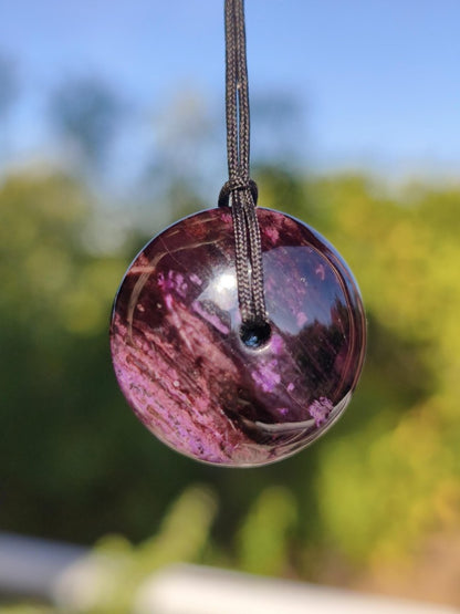 Sugilith Kette Donut Edelstein Anhänger Kristall Heilstein Rarität selten Sammler Mineral lila rund Geschenk für Mann Frau Er Sie Rarität - Art of Nature Berlin