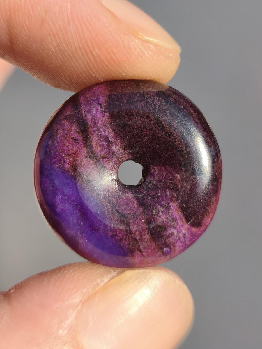 Sugilith Kette Donut Edelstein Anhänger Kristall Heilstein Rarität selten Sammler Mineral lila rund Geschenk für Mann Frau Er Sie Rarität - Art of Nature Berlin