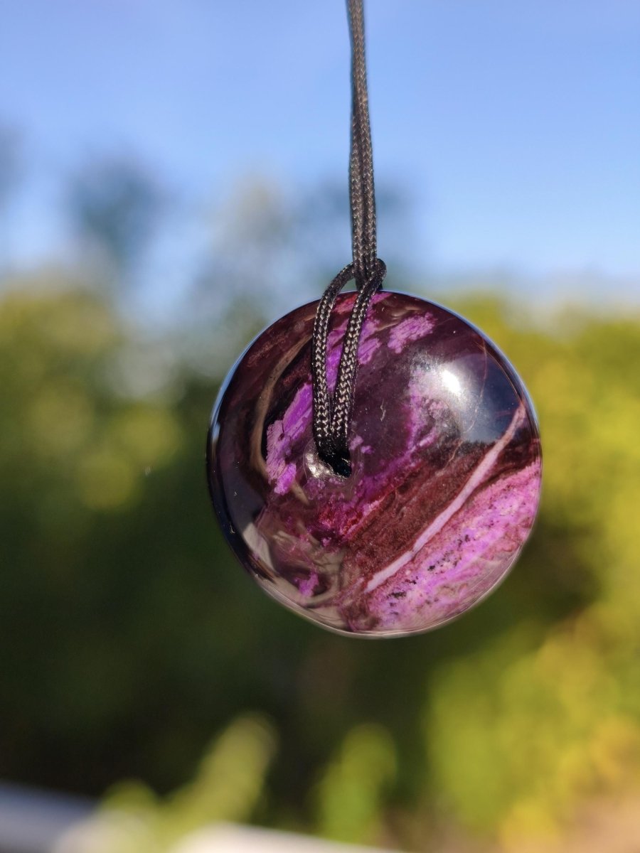 Sugilith Kette Donut Edelstein Anhänger Kristall Heilstein Rarität selten Sammler Mineral lila rund Geschenk für Mann Frau Er Sie Rarität - Art of Nature Berlin