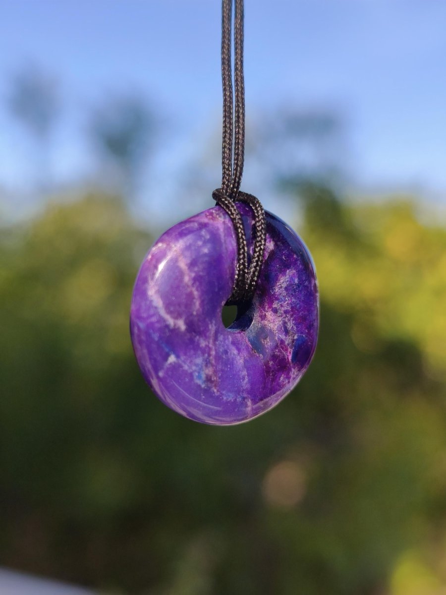 Sugilith Kette Donut Edelstein Anhänger Kristall Heilstein Rarität selten Sammler Mineral lila rund Geschenk für Mann Frau Er Sie Rarität - Art of Nature Berlin