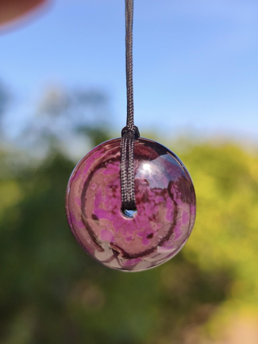 Sugilith Kette Donut Edelstein Anhänger Kristall Heilstein Rarität selten Sammler Mineral lila rund Geschenk für Mann Frau Er Sie Rarität - Art of Nature Berlin