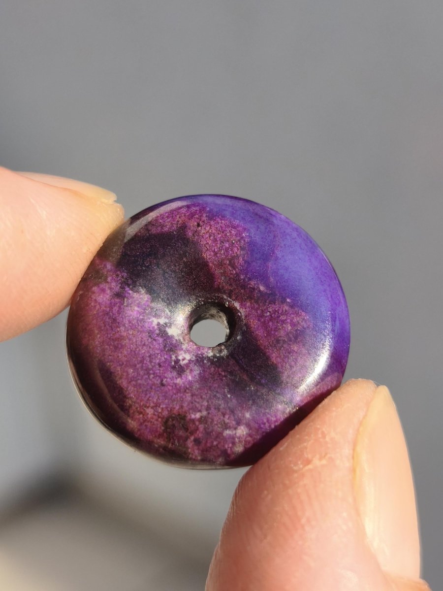 Sugilith Kette Donut Edelstein Anhänger Kristall Heilstein Rarität selten Sammler Mineral lila rund Geschenk für Mann Frau Er Sie Rarität - Art of Nature Berlin