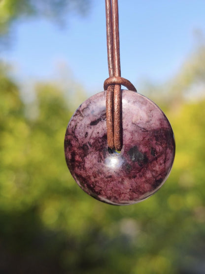 Sugilith Kette Donut Edelstein Anhänger Kristall Heilstein Rarität selten Sammler Mineral lila rund Geschenk für Mann Frau Er Sie Rarität - Art of Nature Berlin