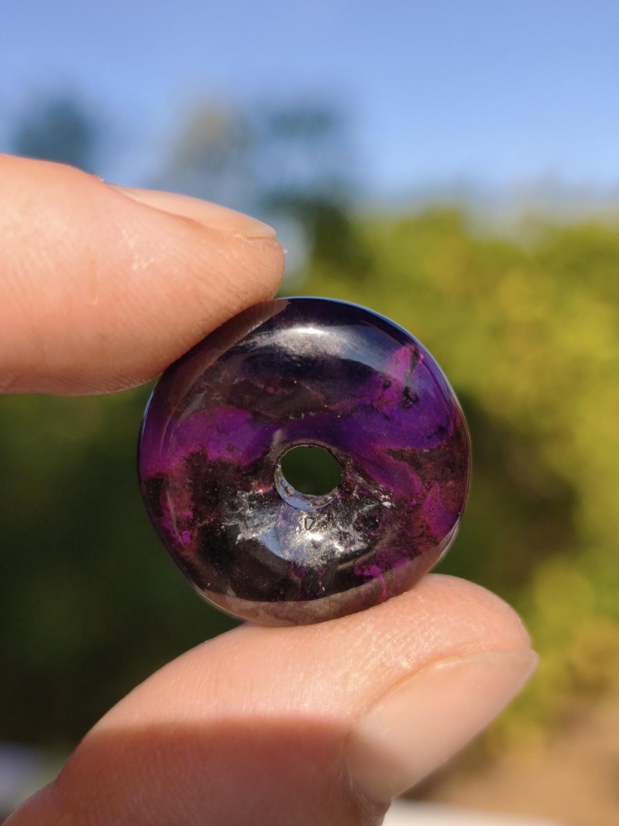 Sugilith Kette Donut Edelstein Anhänger Kristall Heilstein Rarität selten Sammler Mineral lila rund Geschenk für Mann Frau Er Sie Rarität - Art of Nature Berlin