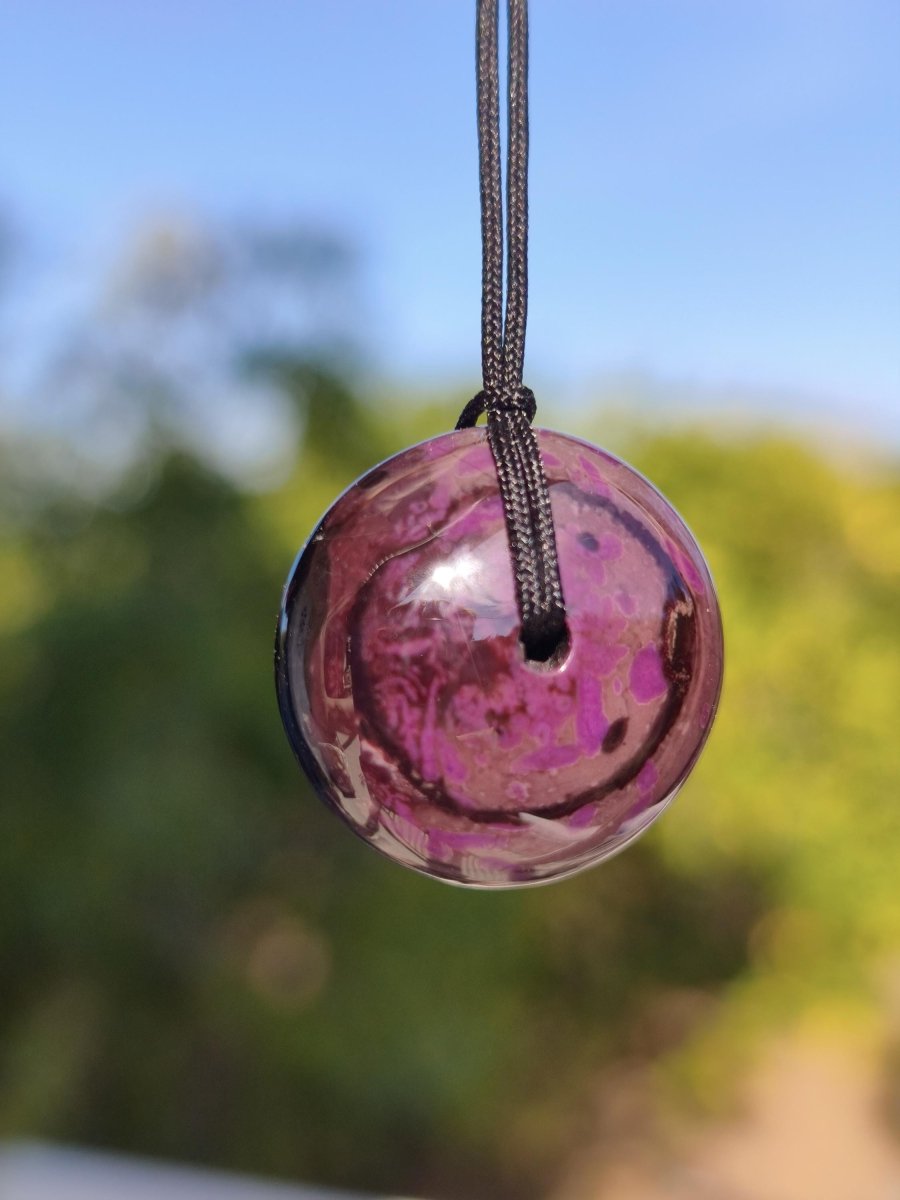 Sugilith Kette Donut Edelstein Anhänger Kristall Heilstein Rarität selten Sammler Mineral lila rund Geschenk für Mann Frau Er Sie Rarität - Art of Nature Berlin