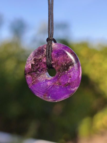 Sugilith Kette Donut Edelstein Anhänger Kristall Heilstein Rarität selten Sammler Mineral lila rund Geschenk für Mann Frau Er Sie Rarität - Art of Nature Berlin