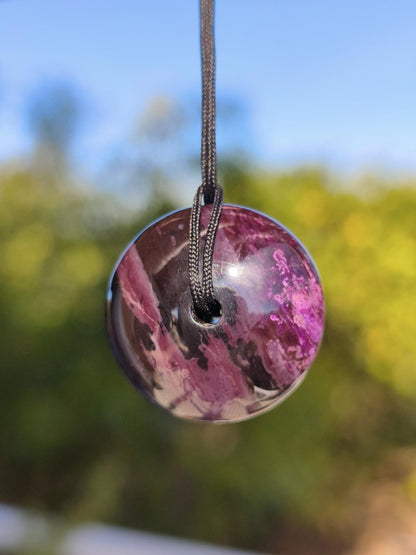 Sugilith Kette Donut Edelstein Anhänger Kristall Heilstein Rarität selten Sammler Mineral lila rund Geschenk für Mann Frau Er Sie Rarität - Art of Nature Berlin