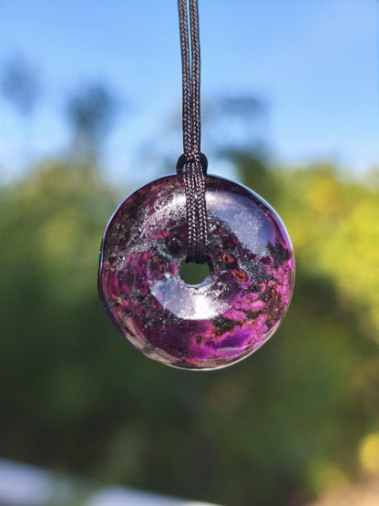 Sugilith Kette Donut Edelstein Anhänger Kristall Heilstein Rarität selten Sammler Mineral lila rund Geschenk für Mann Frau Er Sie Rarität - Art of Nature Berlin