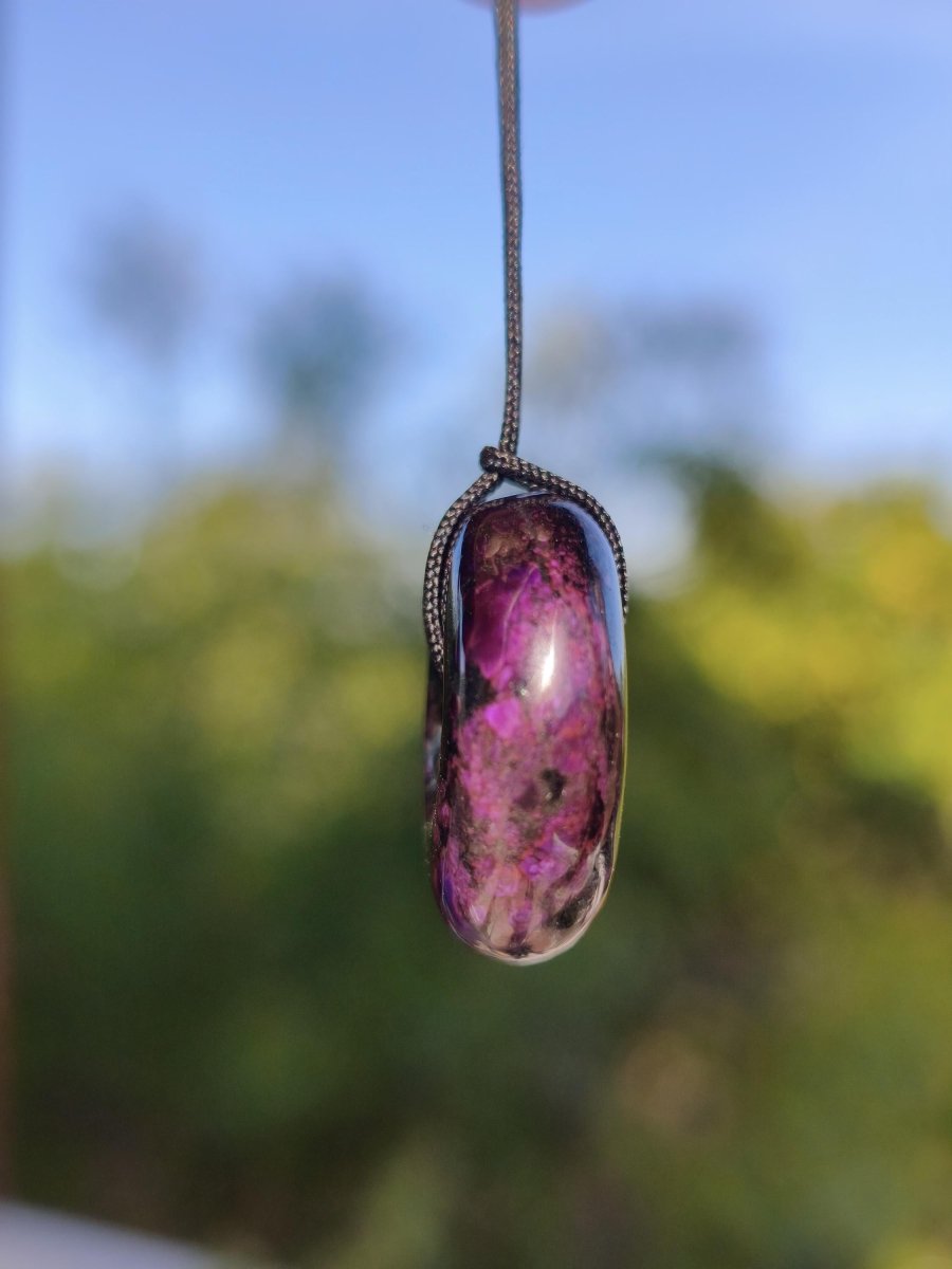 Sugilith Kette Donut Edelstein Anhänger Kristall Heilstein Rarität selten Sammler Mineral lila rund Geschenk für Mann Frau Er Sie Rarität - Art of Nature Berlin