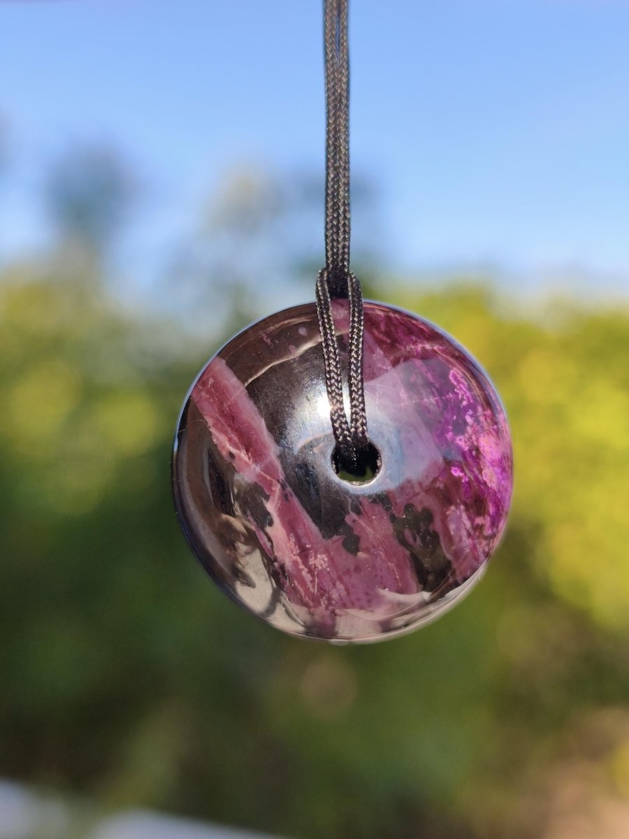 Sugilith Kette Donut Edelstein Anhänger Kristall Heilstein Rarität selten Sammler Mineral lila rund Geschenk für Mann Frau Er Sie Rarität - Art of Nature Berlin