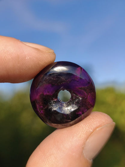 Sugilith Kette Donut Edelstein Anhänger Kristall Heilstein Rarität selten Sammler Mineral lila rund Geschenk für Mann Frau Er Sie Rarität - Art of Nature Berlin