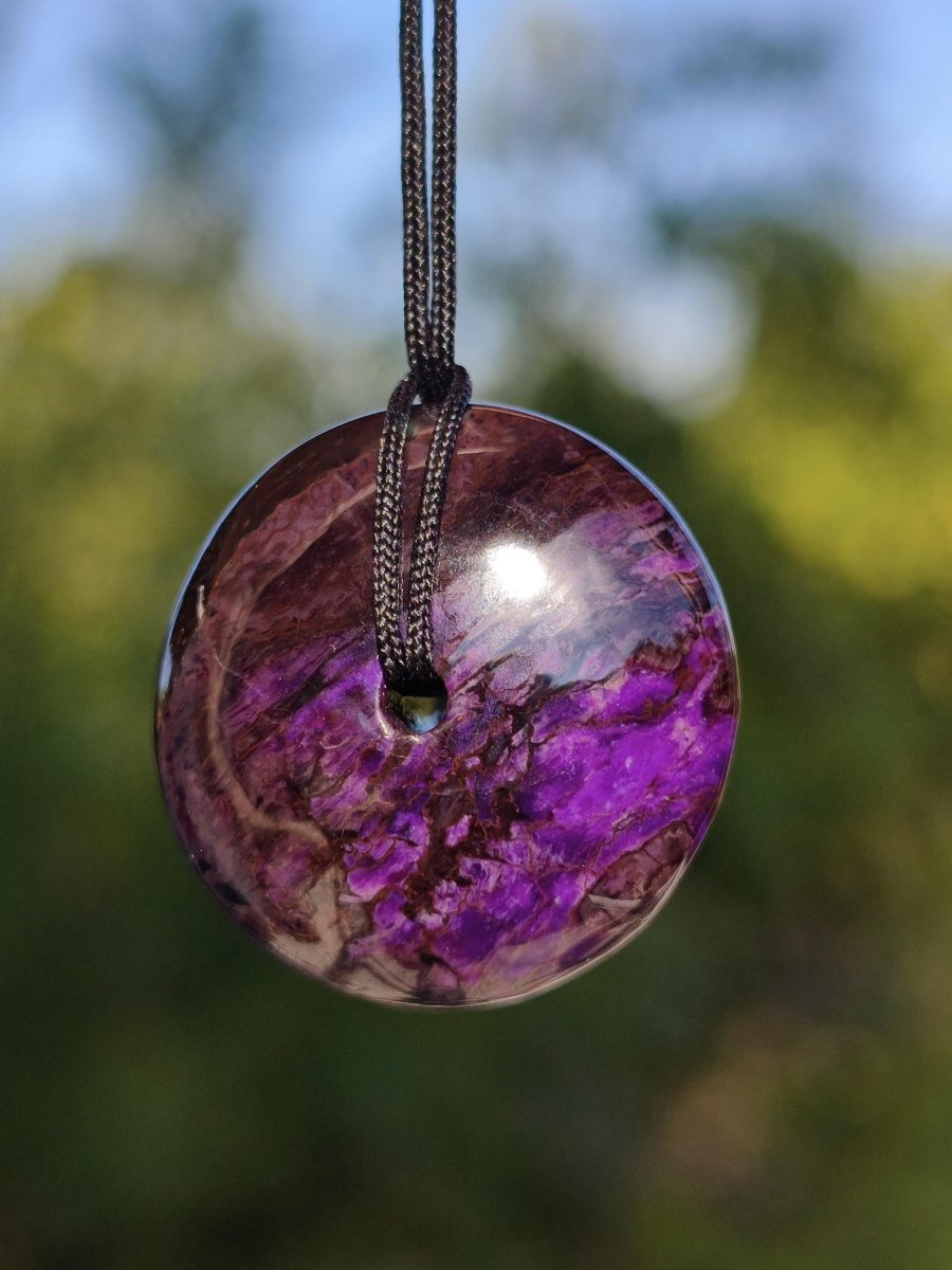 Sugilith Kette Donut Edelstein Anhänger Kristall Heilstein Rarität selten Sammler Mineral lila rund Geschenk für Mann Frau Er Sie Rarität - Art of Nature Berlin