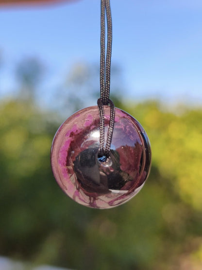 Sugilith Kette Donut Edelstein Anhänger Kristall Heilstein Rarität selten Sammler Mineral lila rund Geschenk für Mann Frau Er Sie Rarität - Art of Nature Berlin