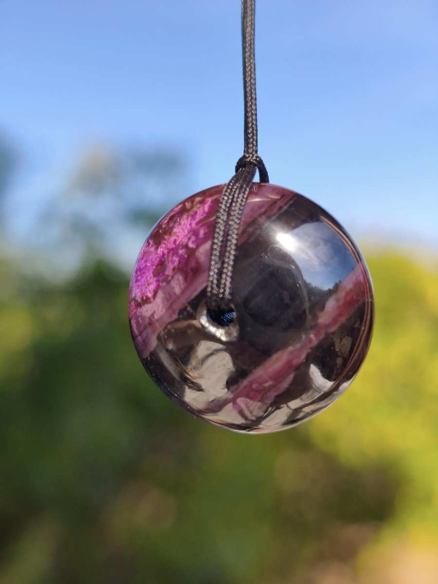 Sugilith Kette Donut Edelstein Anhänger Kristall Heilstein Rarität selten Sammler Mineral lila rund Geschenk für Mann Frau Er Sie Rarität - Art of Nature Berlin