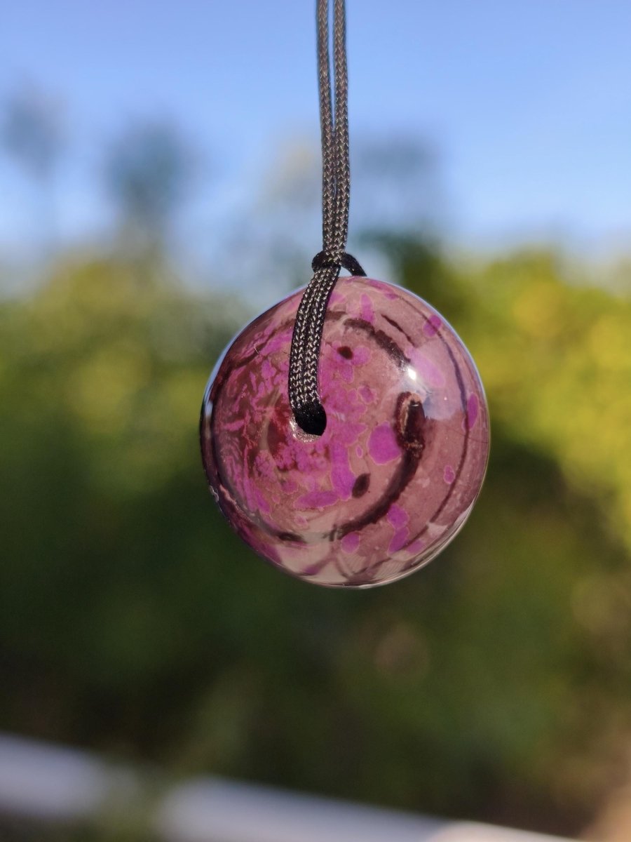 Sugilith Kette Donut Edelstein Anhänger Kristall Heilstein Rarität selten Sammler Mineral lila rund Geschenk für Mann Frau Er Sie Rarität - Art of Nature Berlin