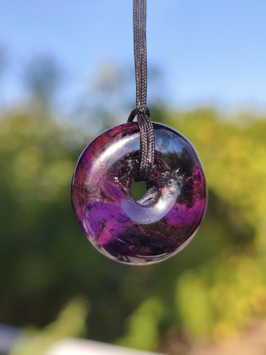 Sugilith Kette Donut Edelstein Anhänger Kristall Heilstein Rarität selten Sammler Mineral lila rund Geschenk für Mann Frau Er Sie Rarität - Art of Nature Berlin