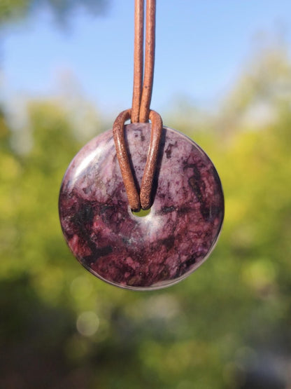 Sugilith Kette Donut Edelstein Anhänger Kristall Heilstein Rarität selten Sammler Mineral lila rund Geschenk für Mann Frau Er Sie Rarität - Art of Nature Berlin