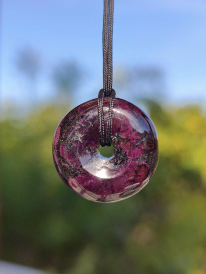 Sugilith Kette Donut Edelstein Anhänger Kristall Heilstein Rarität selten Sammler Mineral lila rund Geschenk für Mann Frau Er Sie Rarität - Art of Nature Berlin
