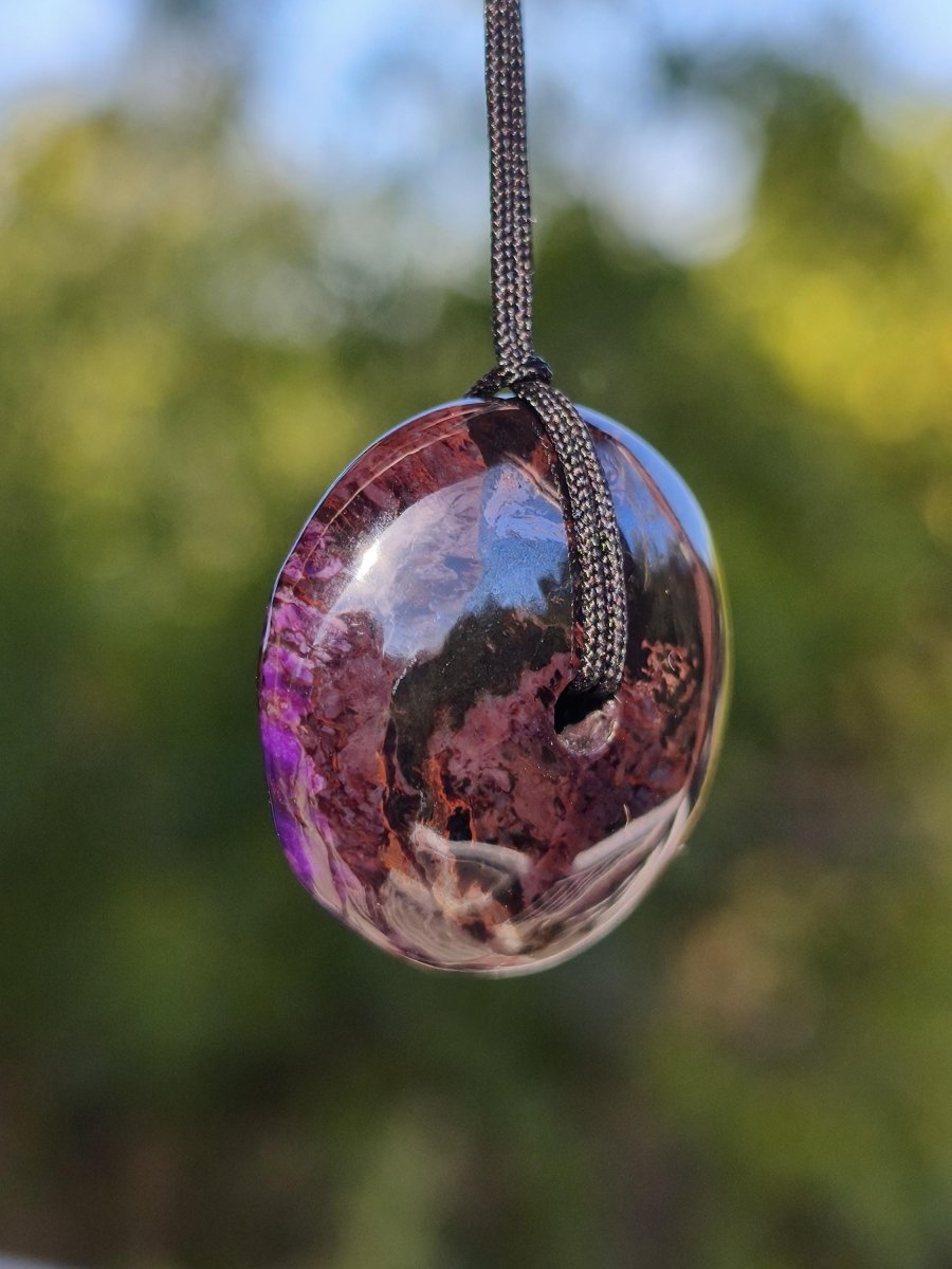 Sugilith Kette Donut Edelstein Anhänger Kristall Heilstein Rarität selten Sammler Mineral lila rund Geschenk für Mann Frau Er Sie Rarität - Art of Nature Berlin
