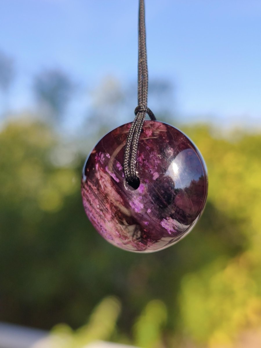 Sugilith Kette Donut Edelstein Anhänger Kristall Heilstein Rarität selten Sammler Mineral lila rund Geschenk für Mann Frau Er Sie Rarität - Art of Nature Berlin