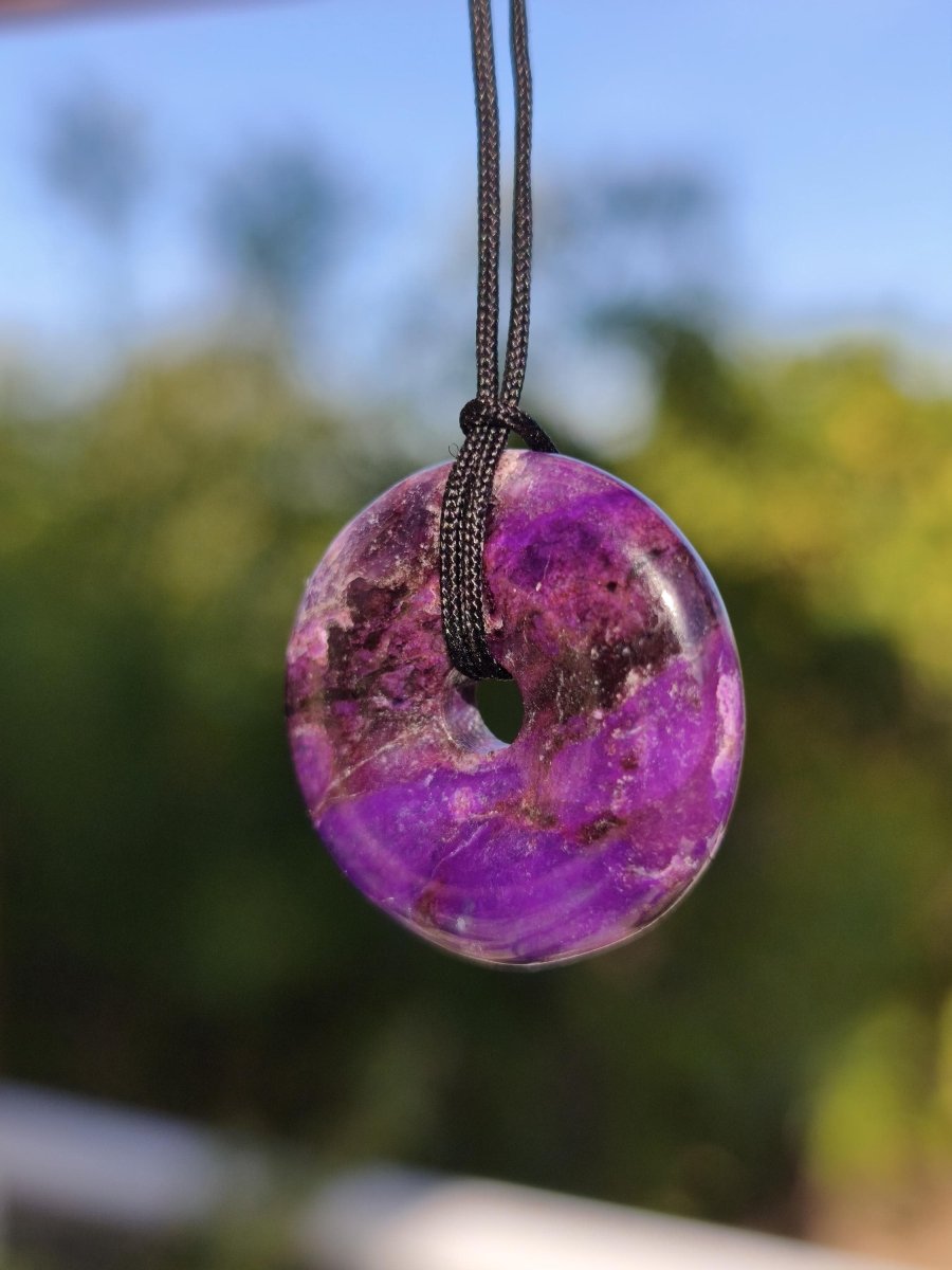 Sugilith Kette Donut Edelstein Anhänger Kristall Heilstein Rarität selten Sammler Mineral lila rund Geschenk für Mann Frau Er Sie Rarität - Art of Nature Berlin