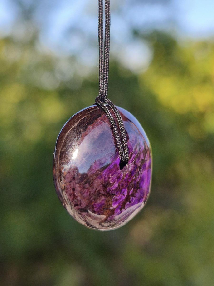 Sugilith Kette Donut Edelstein Anhänger Kristall Heilstein Rarität selten Sammler Mineral lila rund Geschenk für Mann Frau Er Sie Rarität - Art of Nature Berlin