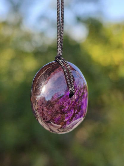 Sugilith Kette Donut Edelstein Anhänger Kristall Heilstein Rarität selten Sammler Mineral lila rund Geschenk für Mann Frau Er Sie Rarität - Art of Nature Berlin