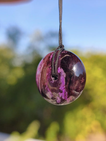 Sugilith Kette Donut Edelstein Anhänger Kristall Heilstein Rarität selten Sammler Mineral lila rund Geschenk für Mann Frau Er Sie Rarität - Art of Nature Berlin