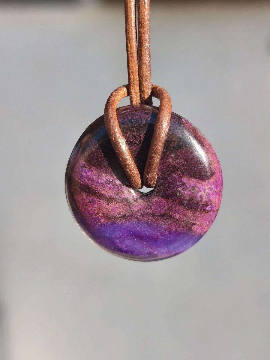 Sugilith Kette Donut Edelstein Anhänger Kristall Heilstein Rarität selten Sammler Mineral lila rund Geschenk für Mann Frau Er Sie Rarität - Art of Nature Berlin