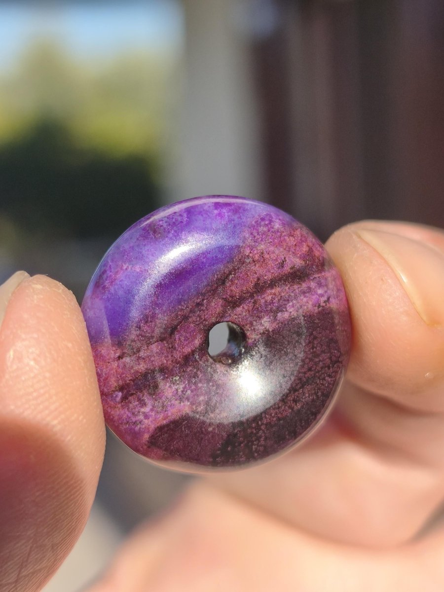Sugilith Kette Donut Edelstein Anhänger Kristall Heilstein Rarität selten Sammler Mineral lila rund Geschenk für Mann Frau Er Sie Rarität - Art of Nature Berlin