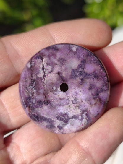 Sugilith Kette Donut Edelstein Anhänger Kristall Heilstein Rarität selten Sammler Mineral lila rund Geschenk Mann Frau Er Sie Freund violet - Art of Nature Berlin