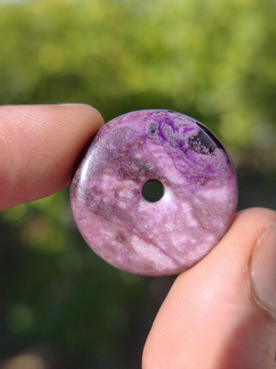Sugilith Kette Donut Edelstein Anhänger Kristall Heilstein Rarität selten Sammler Mineral lila rund Geschenk Mann Frau Er Sie Freund violet - Art of Nature Berlin