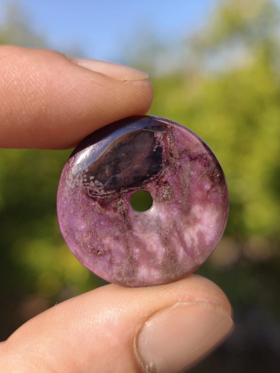 Sugilith Kette Donut Edelstein Anhänger Kristall Heilstein Rarität selten Sammler Mineral lila rund Geschenk Mann Frau Er Sie Freund violet - Art of Nature Berlin