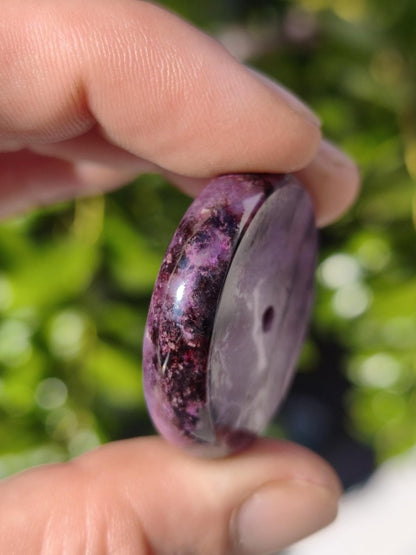 Sugilith Kette Donut Edelstein Anhänger Kristall Heilstein Rarität selten Sammler Mineral lila rund Geschenk Mann Frau Er Sie Freund violet - Art of Nature Berlin