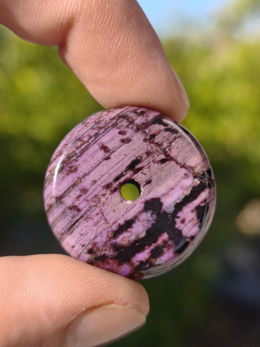 Sugilith Kette Donut Edelstein Anhänger Kristall Heilstein Rarität selten Sammler Mineral lila rund Geschenk Mann Frau Er Sie Freund violet - Art of Nature Berlin