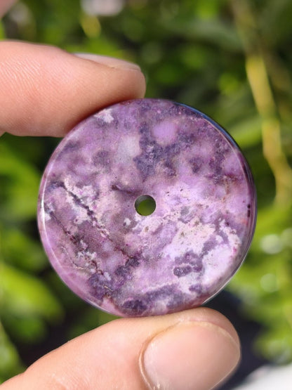 Sugilith Kette Donut Edelstein Anhänger Kristall Heilstein Rarität selten Sammler Mineral lila rund Geschenk Mann Frau Er Sie Freund violet - Art of Nature Berlin