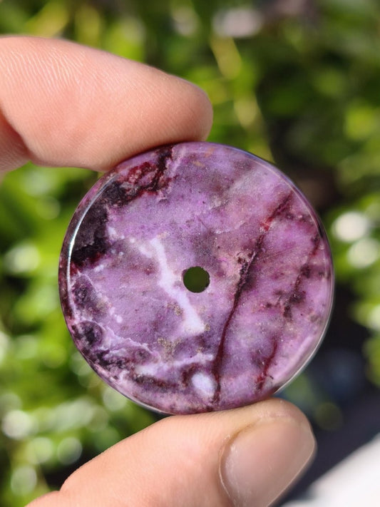 Sugilith Kette Donut Edelstein Anhänger Kristall Heilstein Rarität selten Sammler Mineral lila rund Geschenk Mann Frau Er Sie Freund violet - Art of Nature Berlin
