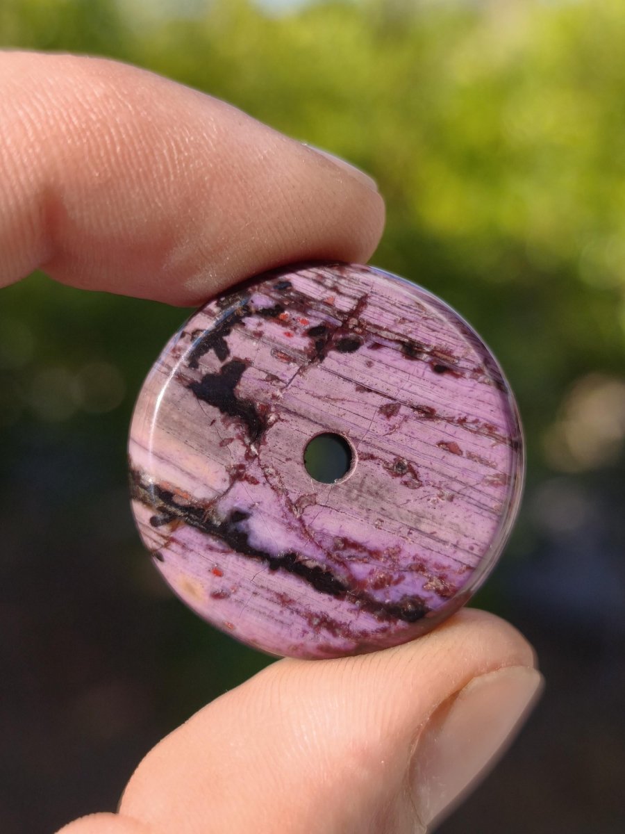 Sugilith Kette Donut Edelstein Anhänger Kristall Heilstein Rarität selten Sammler Mineral lila rund Geschenk Mann Frau Er Sie Freund violet - Art of Nature Berlin