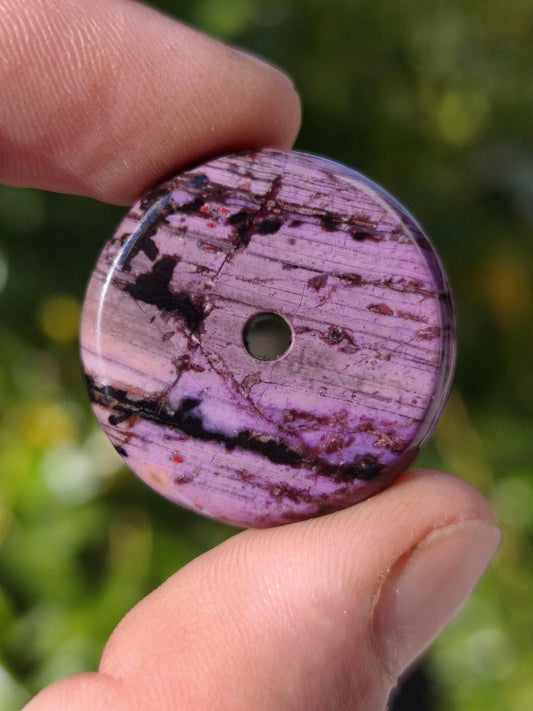 Sugilith Kette Donut Edelstein Anhänger Kristall Heilstein Rarität selten Sammler Mineral lila rund Geschenk Mann Frau Er Sie Freund violet - Art of Nature Berlin