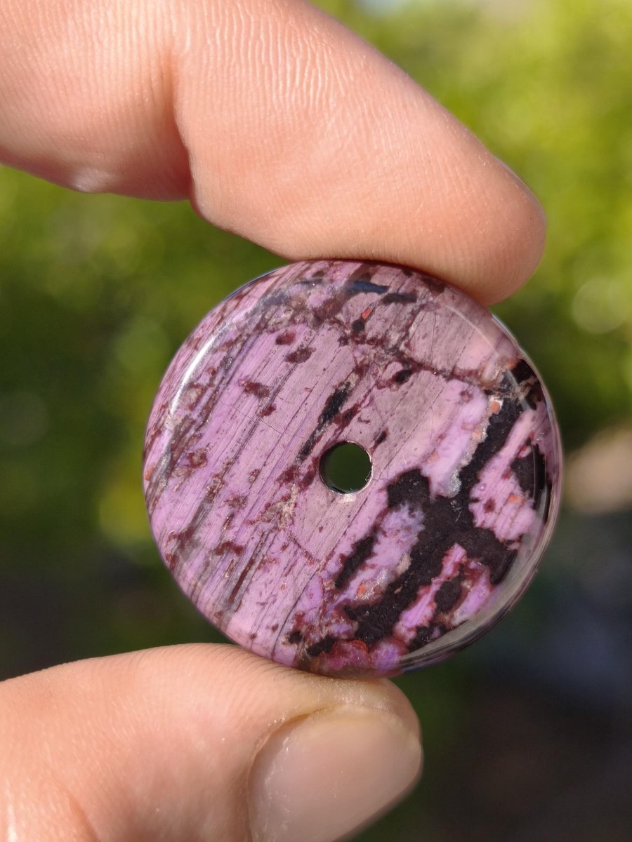 Sugilith Kette Donut Edelstein Anhänger Kristall Heilstein Rarität selten Sammler Mineral lila rund Geschenk Mann Frau Er Sie Freund violet - Art of Nature Berlin