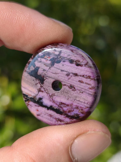 Sugilith Kette Donut Edelstein Anhänger Kristall Heilstein Rarität selten Sammler Mineral lila rund Geschenk Mann Frau Er Sie Freund violet - Art of Nature Berlin