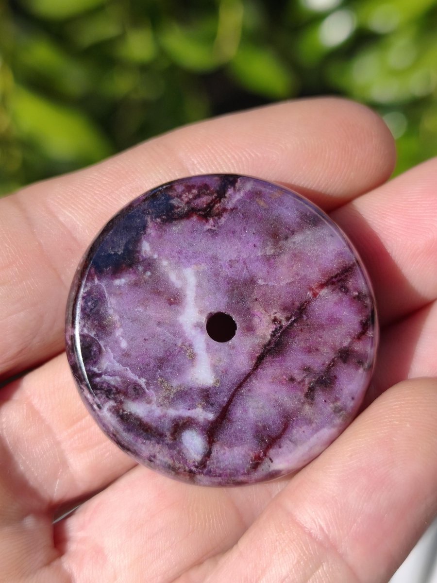 Sugilith Kette Donut Edelstein Anhänger Kristall Heilstein Rarität selten Sammler Mineral lila rund Geschenk Mann Frau Er Sie Freund violet - Art of Nature Berlin